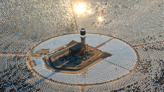 Illustration for article titled The world's largest solar plant is killing birds melting them with heat